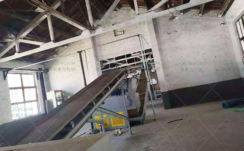 云南輪胎撕碎破碎機分解現(xiàn)場圖